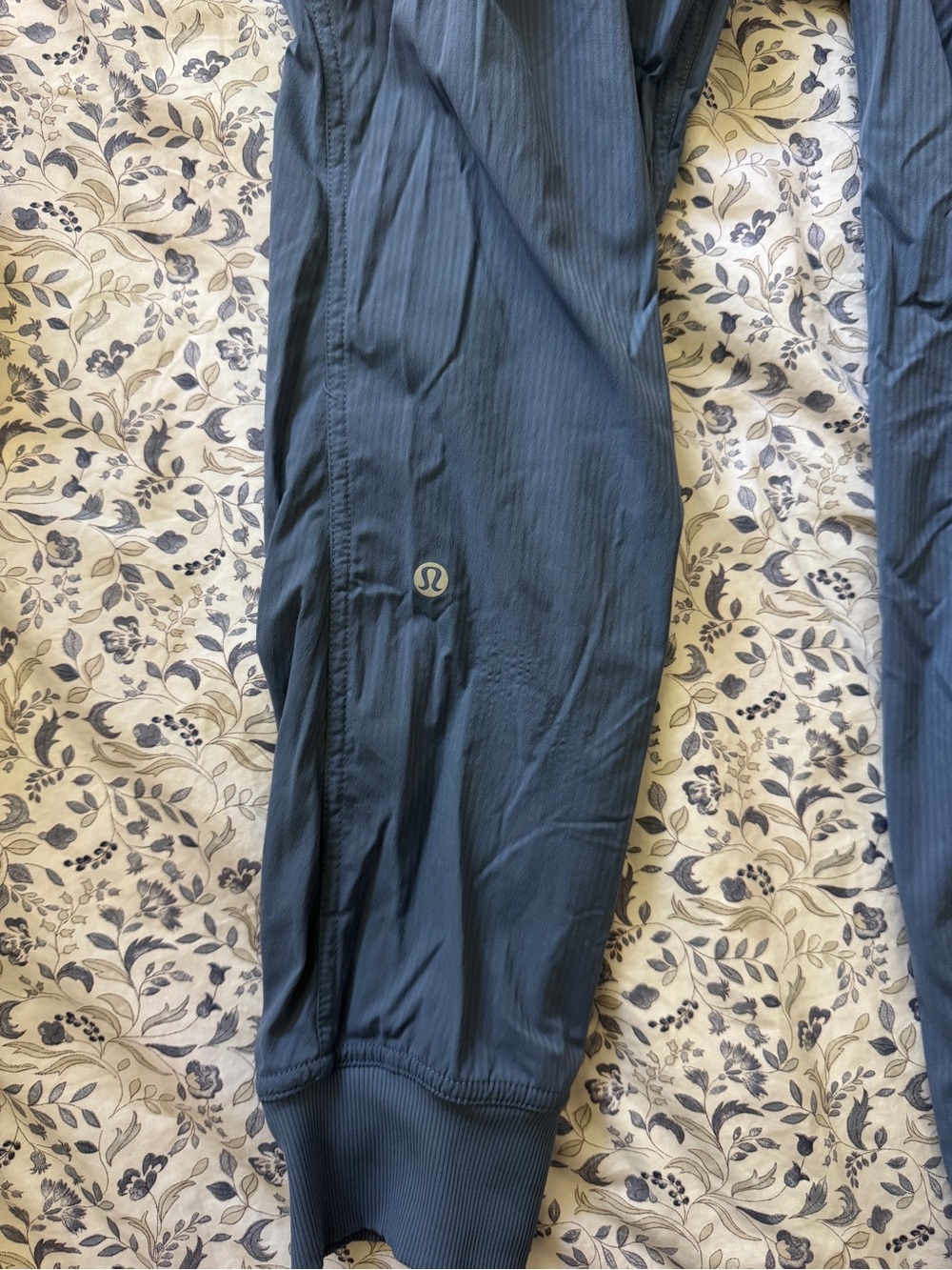 lululemon joggers - Picture 3 of 3